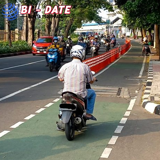 Lawan Arah Demi Kecepatan, Pemotor Ini Tak Takut Bahaya!